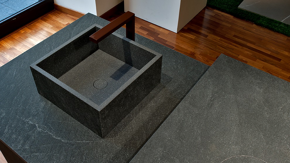 Керамогранит Laminam IN-SIDE Pietra di Cardoso Nero Nat 120x300x5,5 LAMF009447_IT