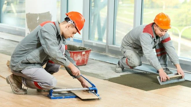 Подрезка керамогранита плиткорезом, подготовка поверхности к укладке